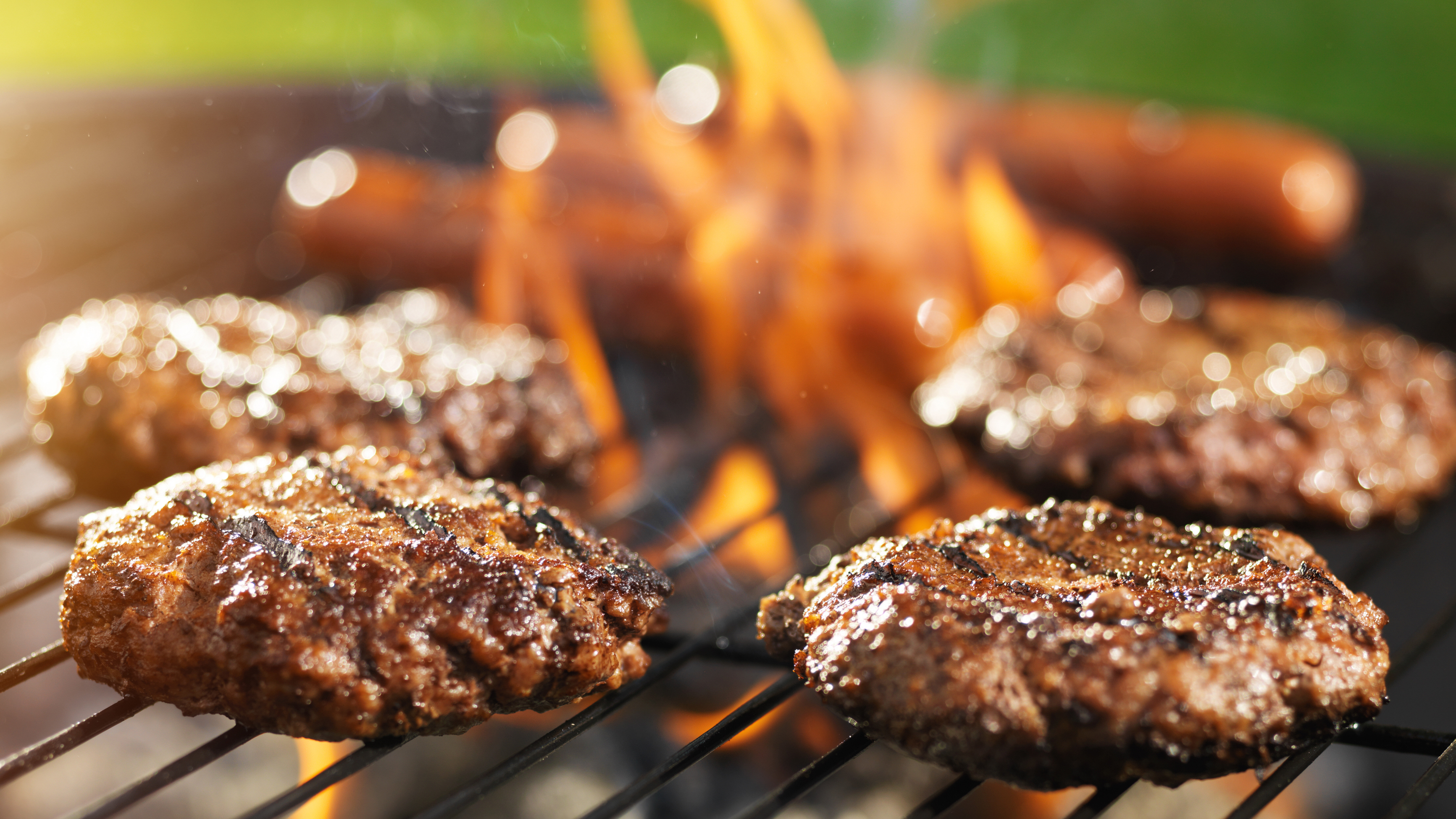 Verschiedene Grillspezialitäten werden auf einem heissen Grill frisch zubereitet und serviert.